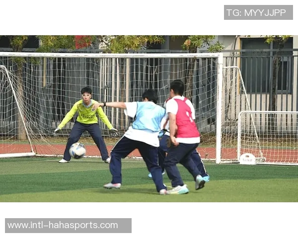 飞腾的足球在绿茵场上舞动梦想与激情的旋律